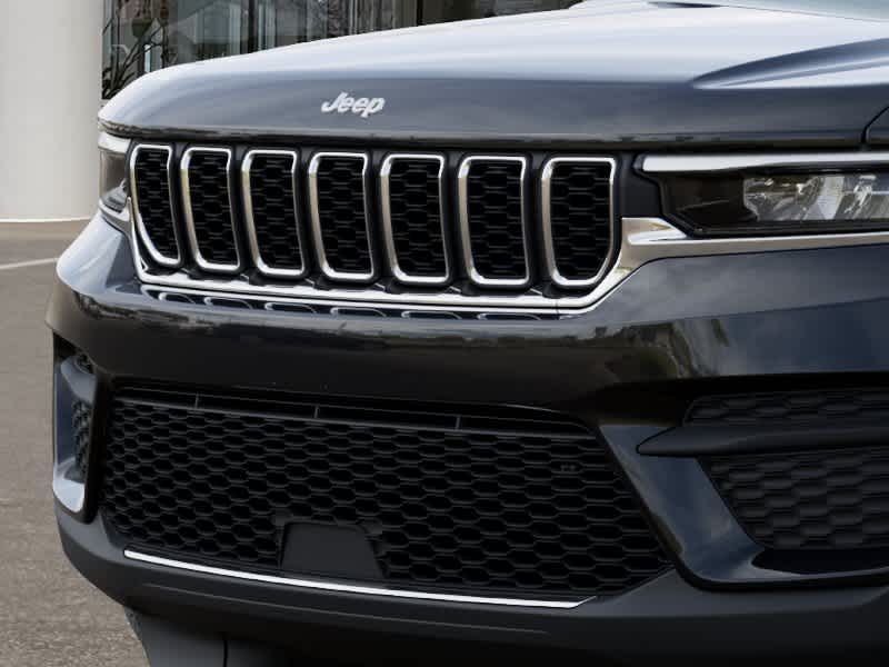 2027 Jeep Grand Cherokee LAREDO X 4X4