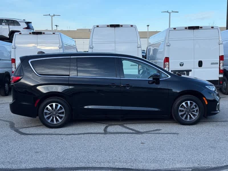 2024 Chrysler Pacifica Select