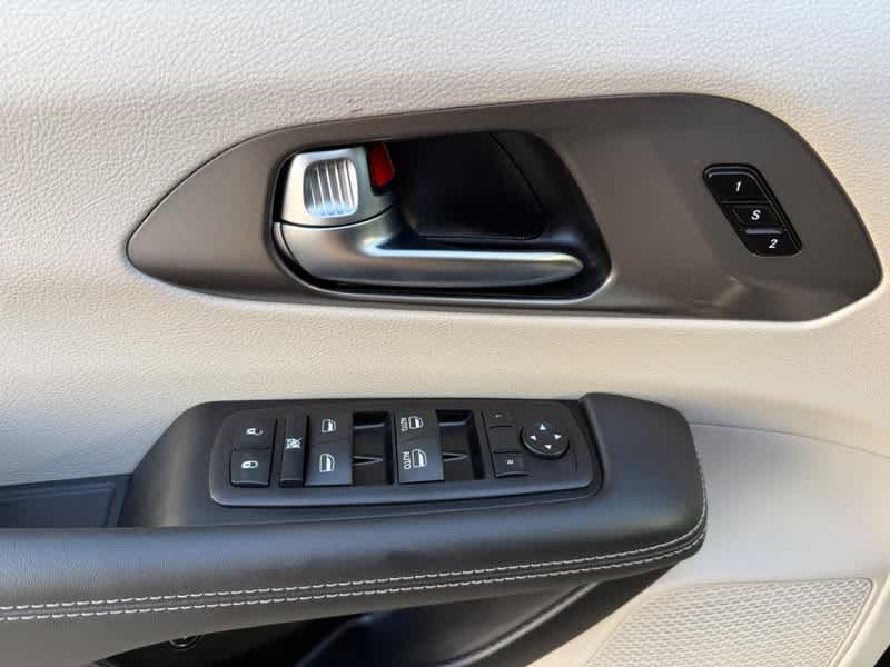 2024 Chrysler Pacifica Select