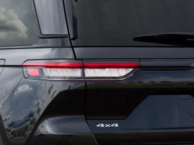 2027 Jeep Grand Cherokee LAREDO X 4X4