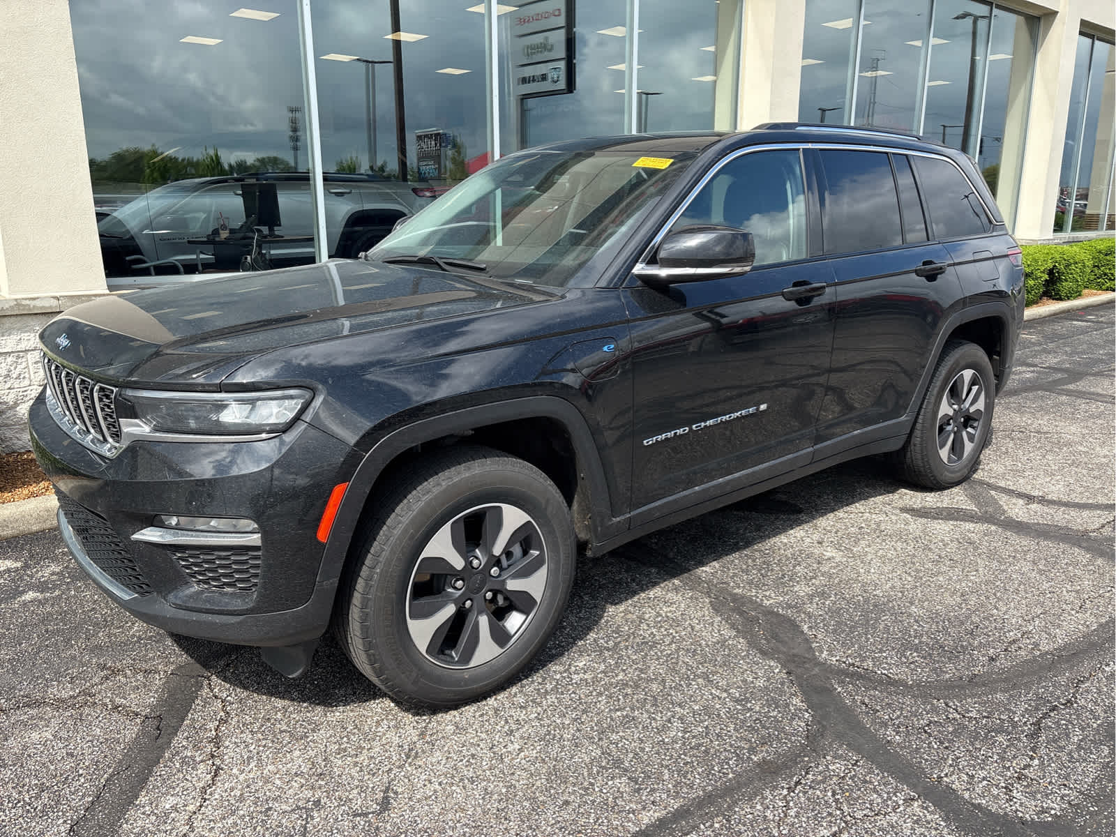 2023 Jeep Grand Cherokee Base