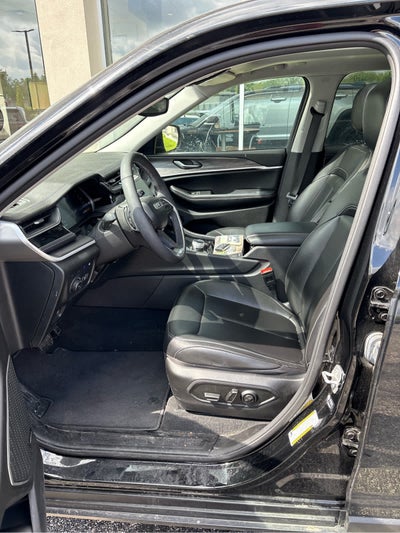 2023 Jeep Grand Cherokee Base