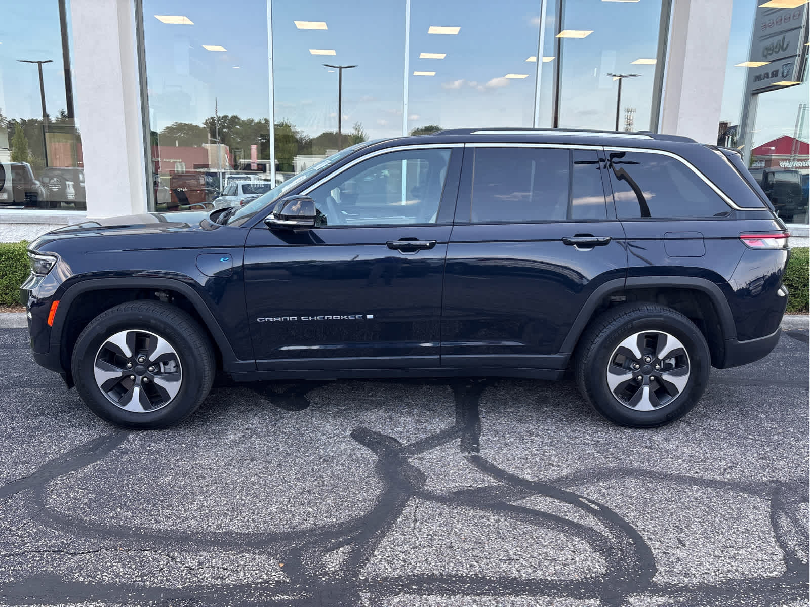 2023 Jeep Grand Cherokee Base