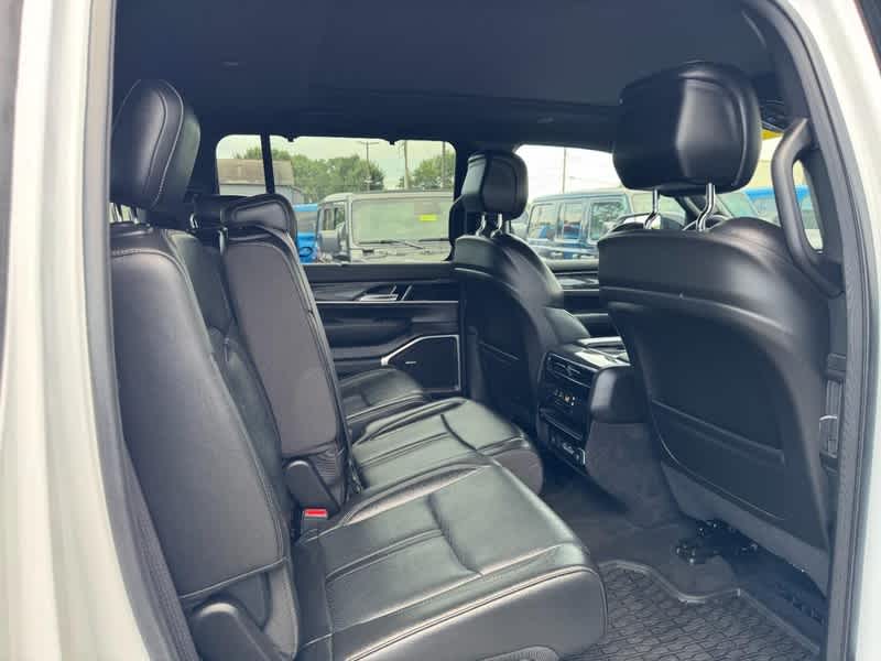 2023 Jeep Wagoneer Base