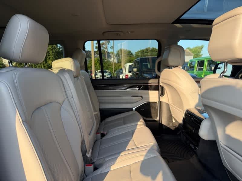2023 Jeep Wagoneer Base