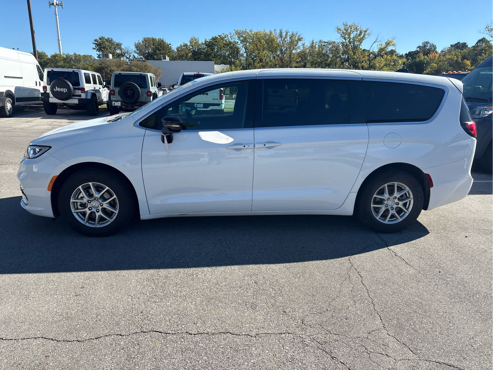 2026 Chrysler Pacifica Select