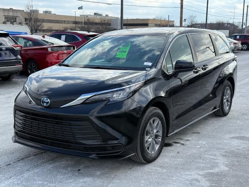 2025 Toyota Sienna LE FWD 8-Passenger