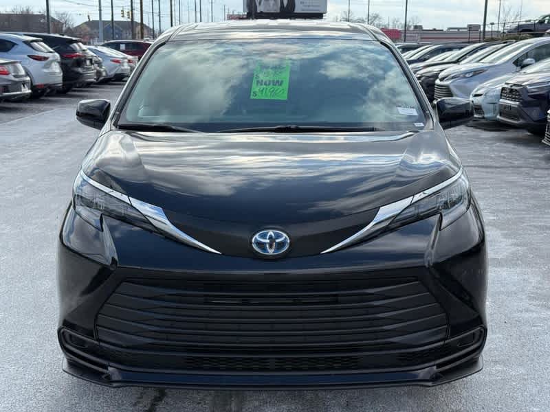 2025 Toyota Sienna LE FWD 8-Passenger