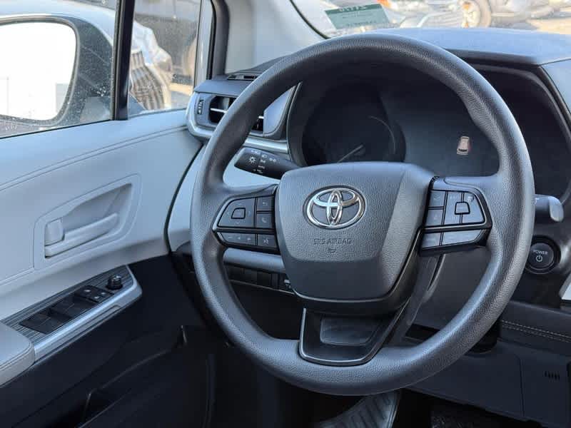 2025 Toyota Sienna LE FWD 8-Passenger